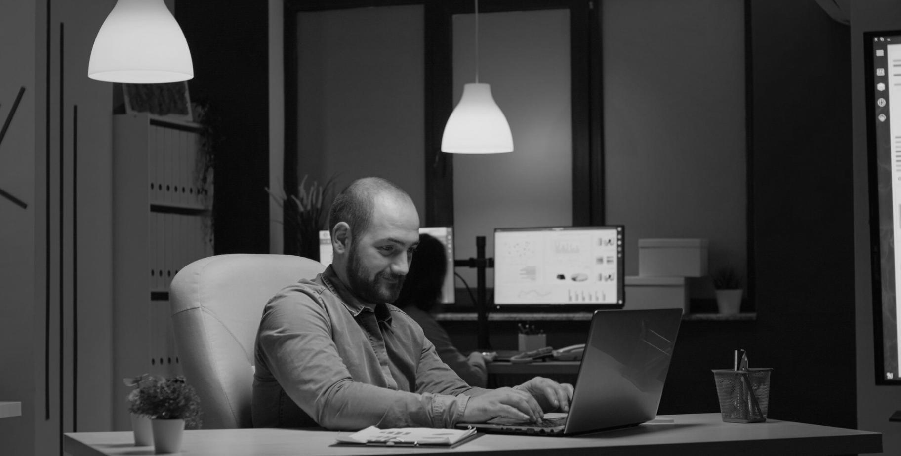 Participant suivant un webinaire SEO en autonomie